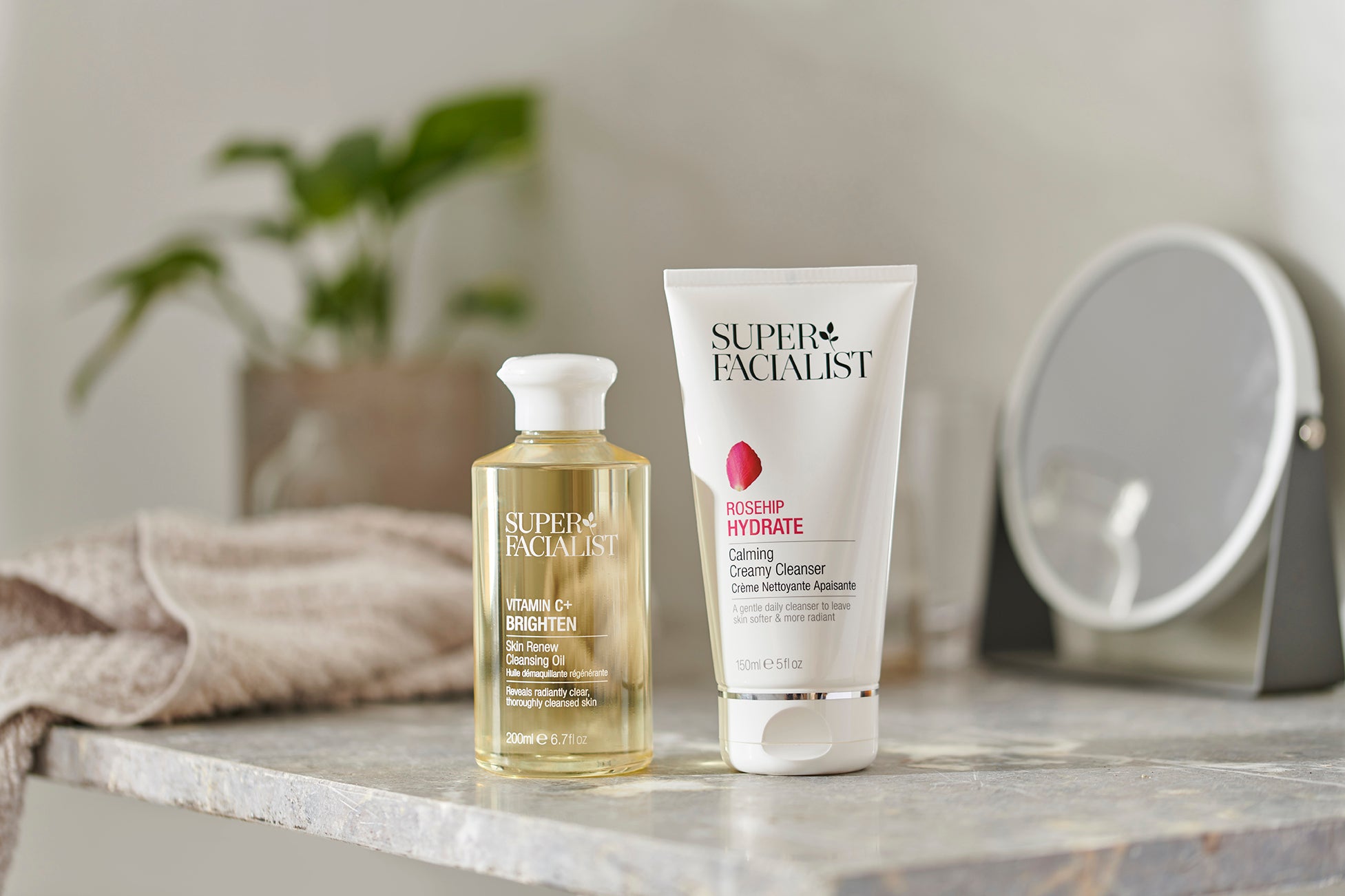 הדרך הטובה ביותר להסיר איפור, SPF ושאריות לא רצויות אחרות מעור הפנים