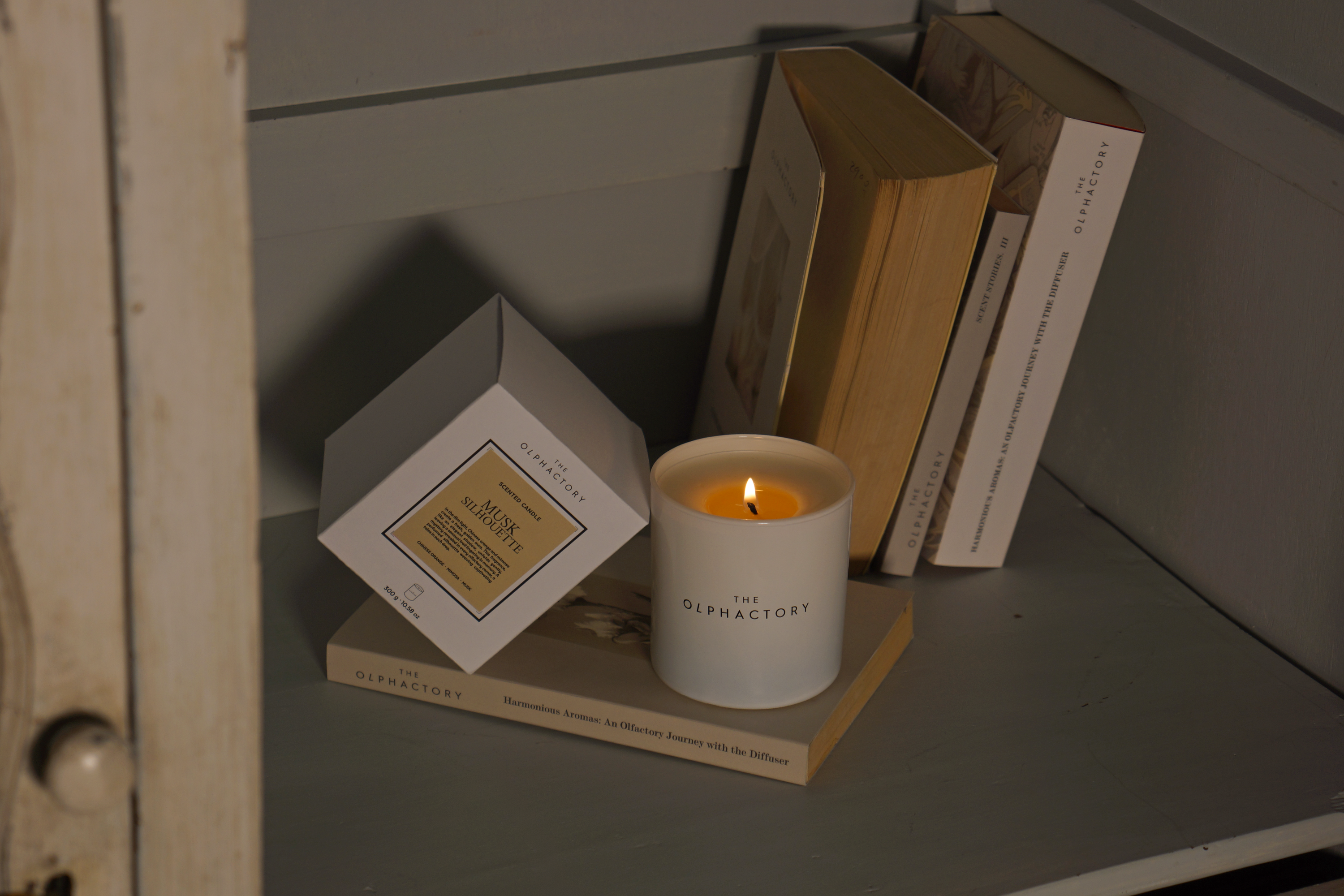 נר סויה THE OLPHACTORY WHITE INSIGNIA Musk Silhouette