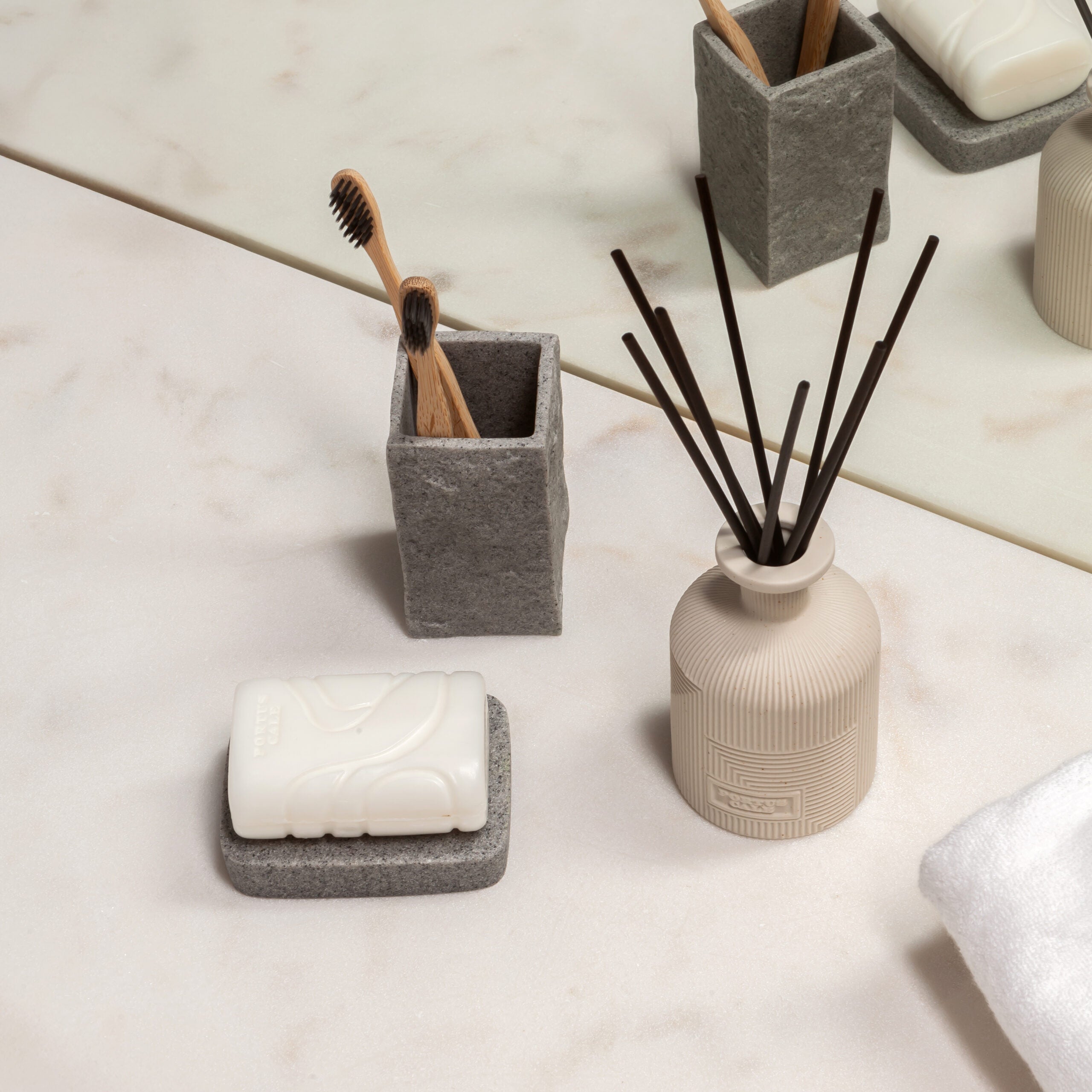 מפיץ ריח Hajjar Blanc 250 ml Portus Cale