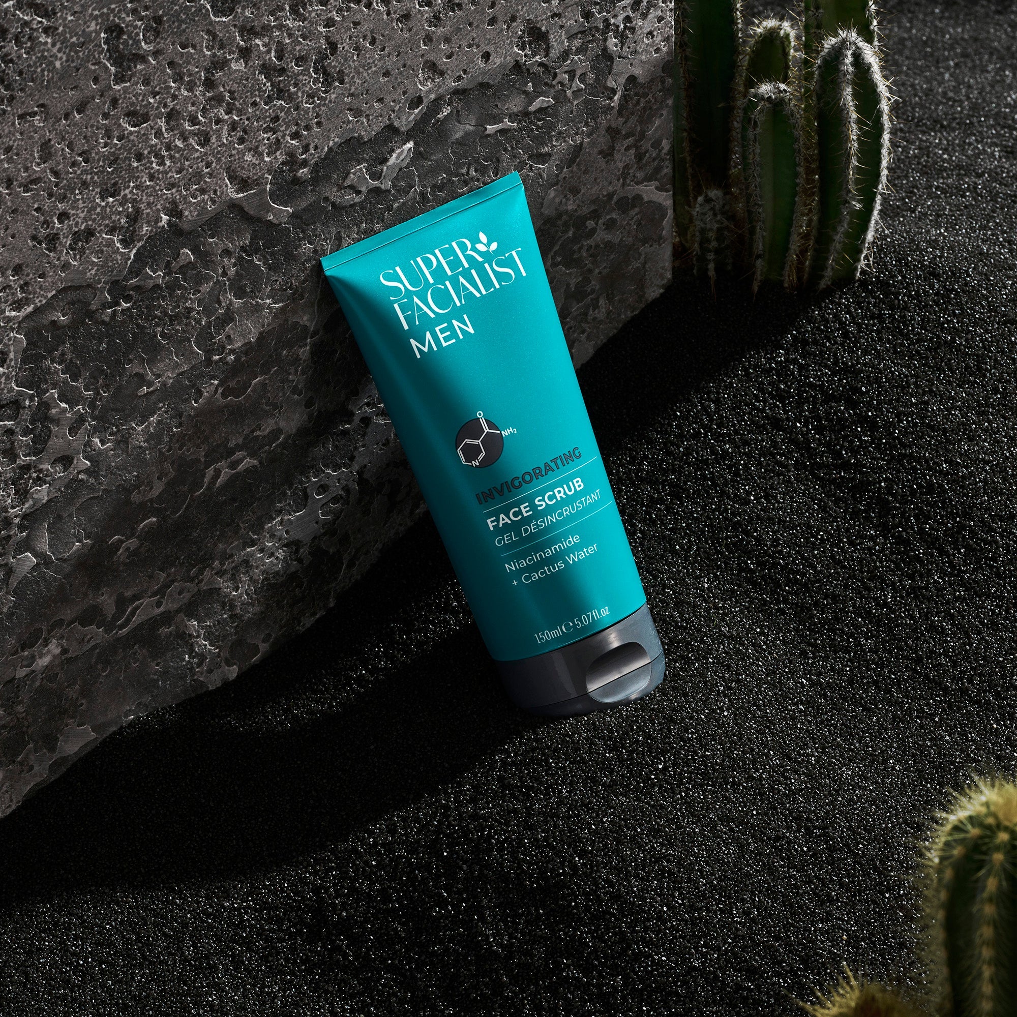 invigorating-face-scrub-super-facialist-men-lifestyle-3_סקראב לגבר