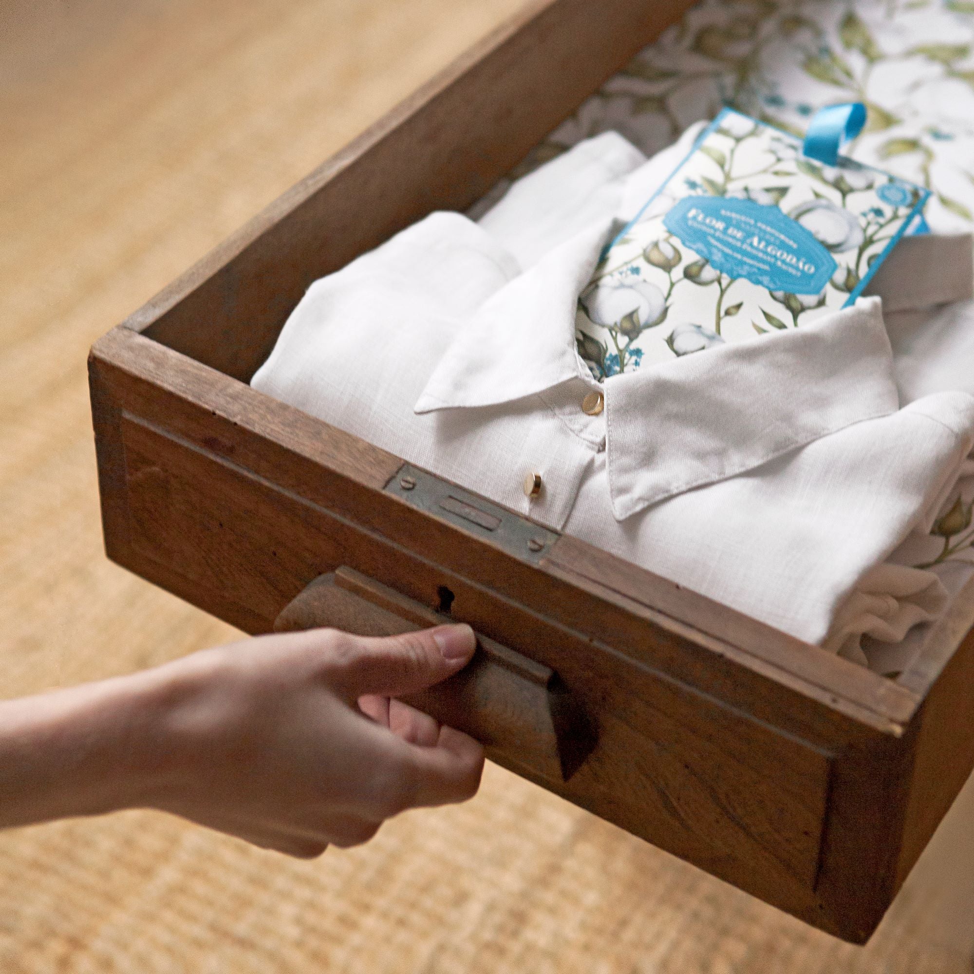 מבשם ארונות לתלייה Castelbel Cotton Flower