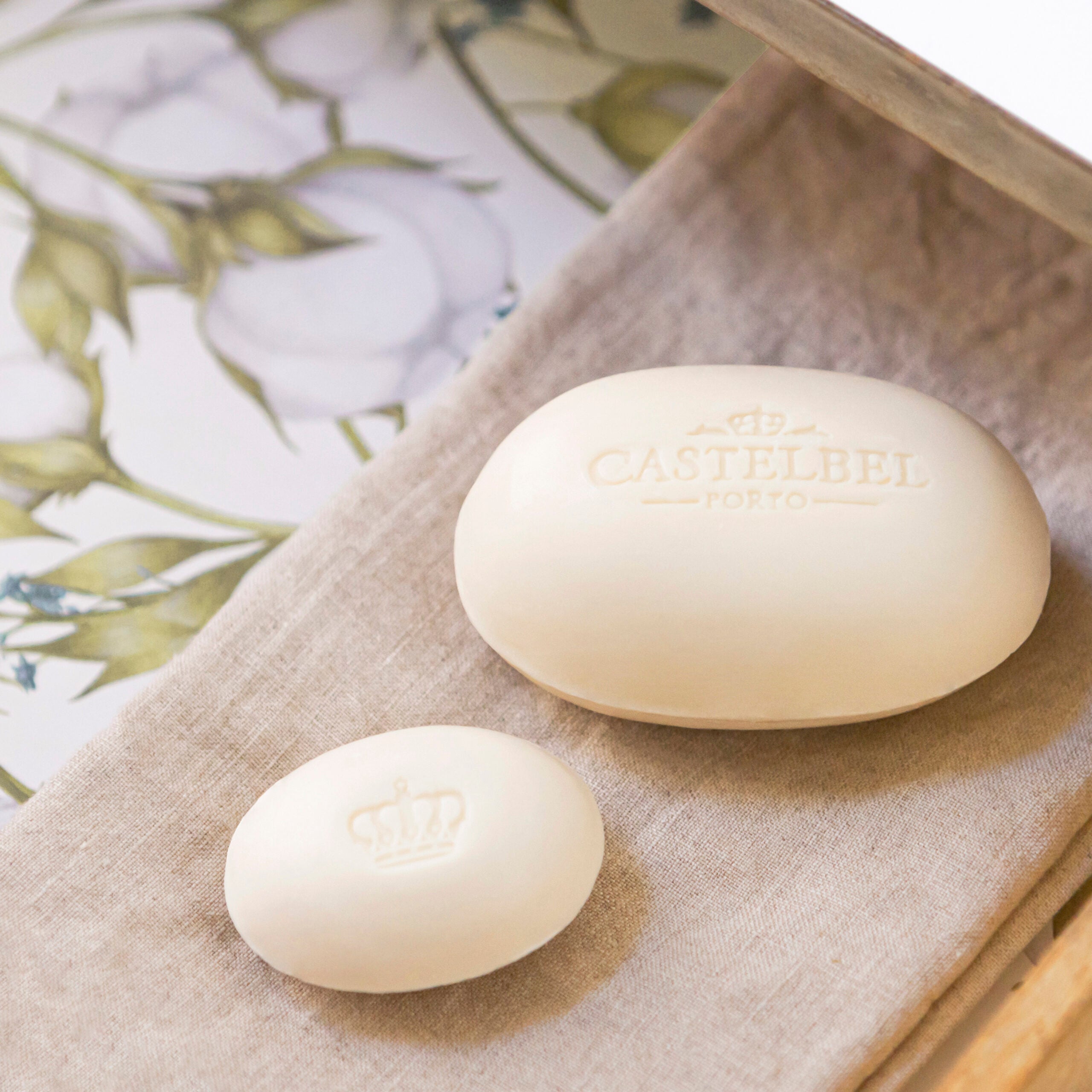 קסטלבל cotton flower 150גרם ו ו 40גא וברקע גיליונות ריחניים 