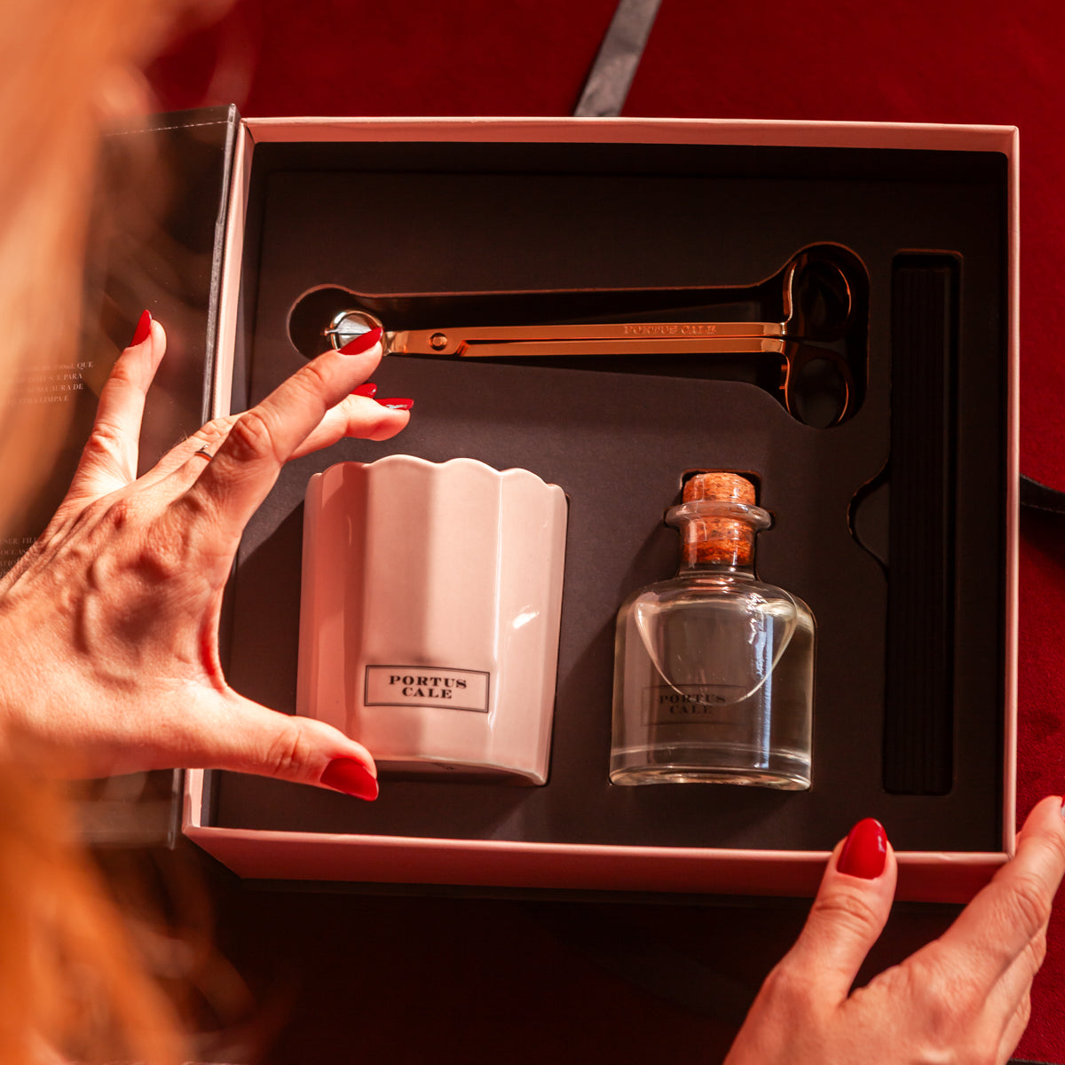 מארז מתנה יוקרתי Portus Cale Rosé Blush נר + מפיץ + קוצץ פתילים מוזהב