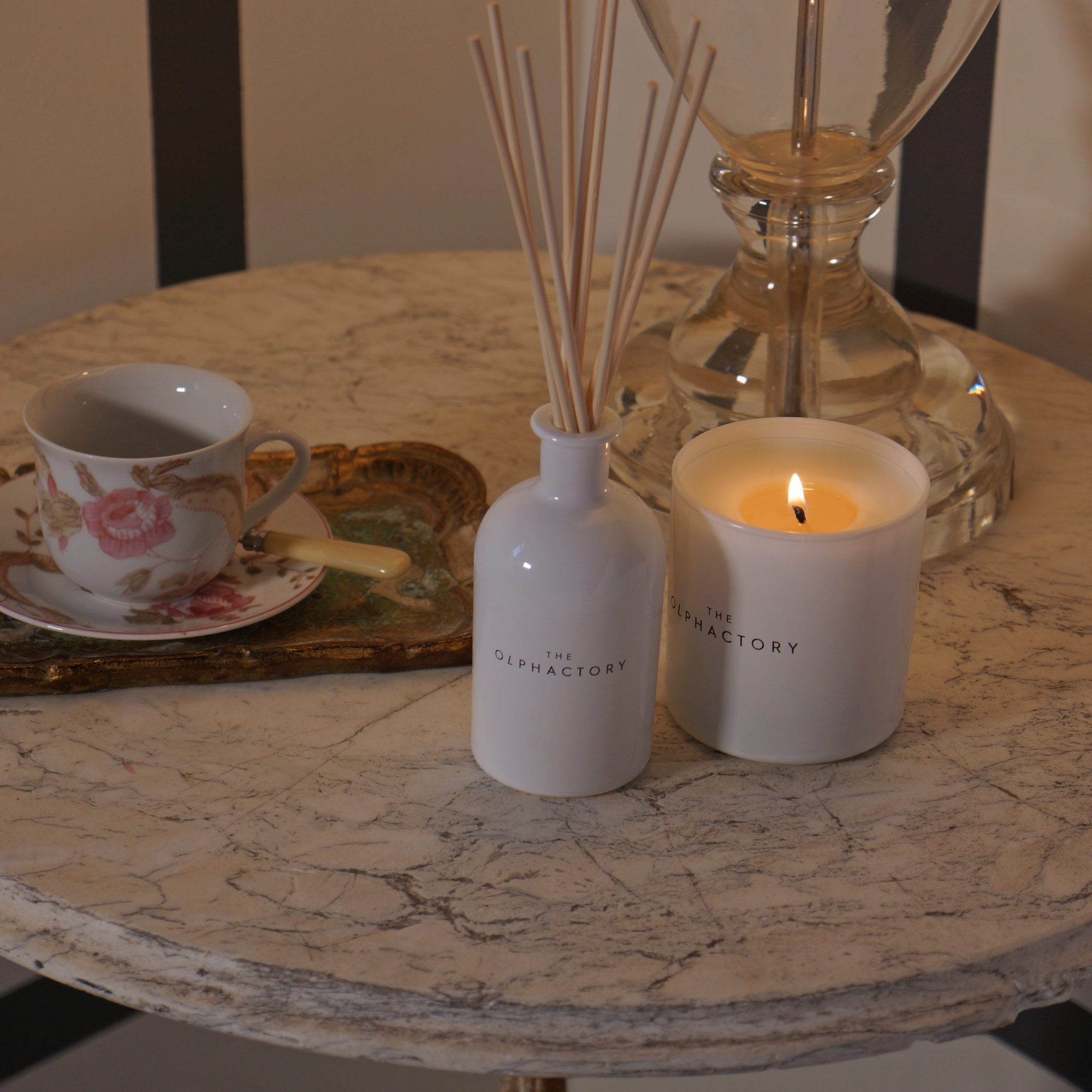 PHILIPPA 1990 נר 310 גרם מבית האולפקטורי white insignia