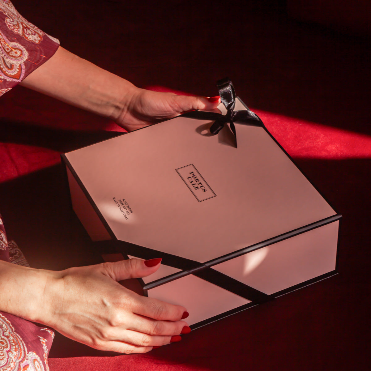 מארז מתנה יוקרתי Portus Cale Rosé Blush נר + מפיץ + קוצץ פתילים