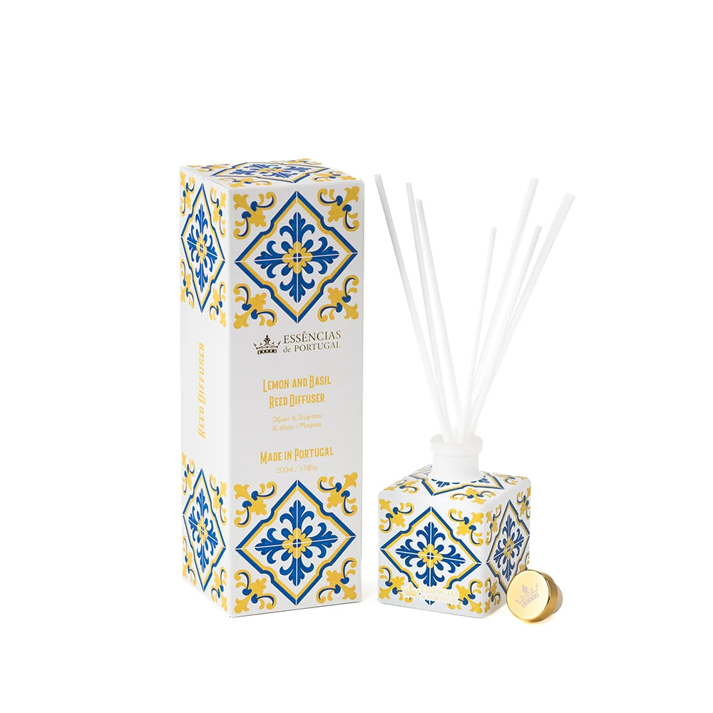 מפיץ ריח Essências de Portugal בניחוח Lemon & Basil מקולקציית Azulejos de Portugal, כלי זכוכית צהוב עם מקלות ראטן