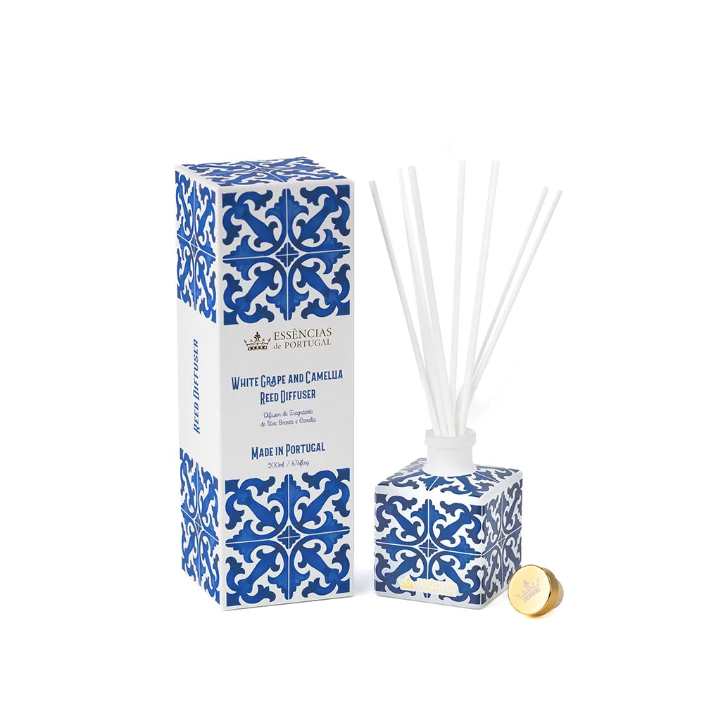  מפיץ ריח Essências de Portugal בניחוח White Grape & Camellia מקולקציית Azulejos de Portugal, כלי זכוכית כחול עם מקלות ראטן