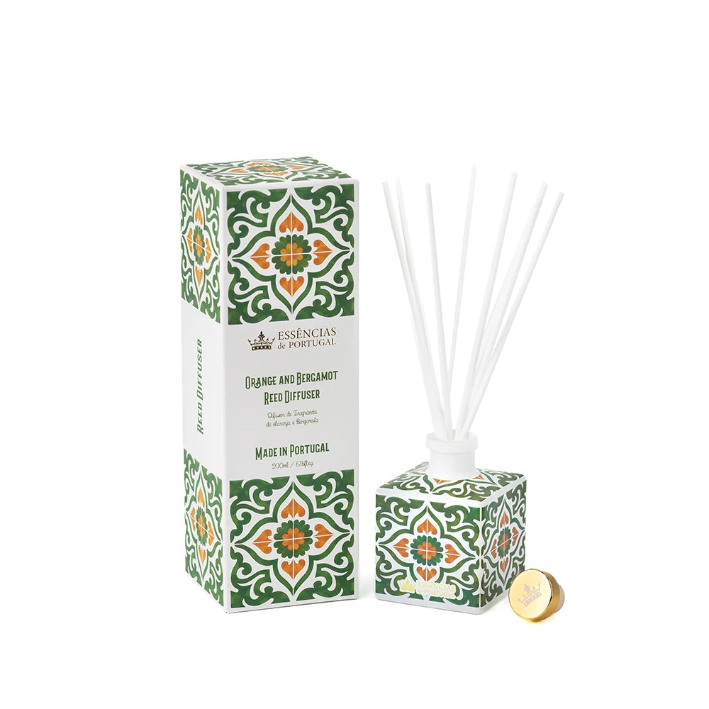 מפיץ ריח Essências de Portugal בניחוח Orange & Bergamot מקולקציית Azulejos de Portugal, כלי זכוכית ירוק עם מקלות ראטן