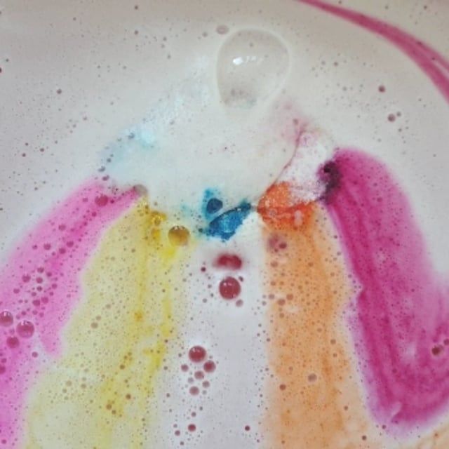 פצצת אמבטיה WaterColours  Raining Rainbows