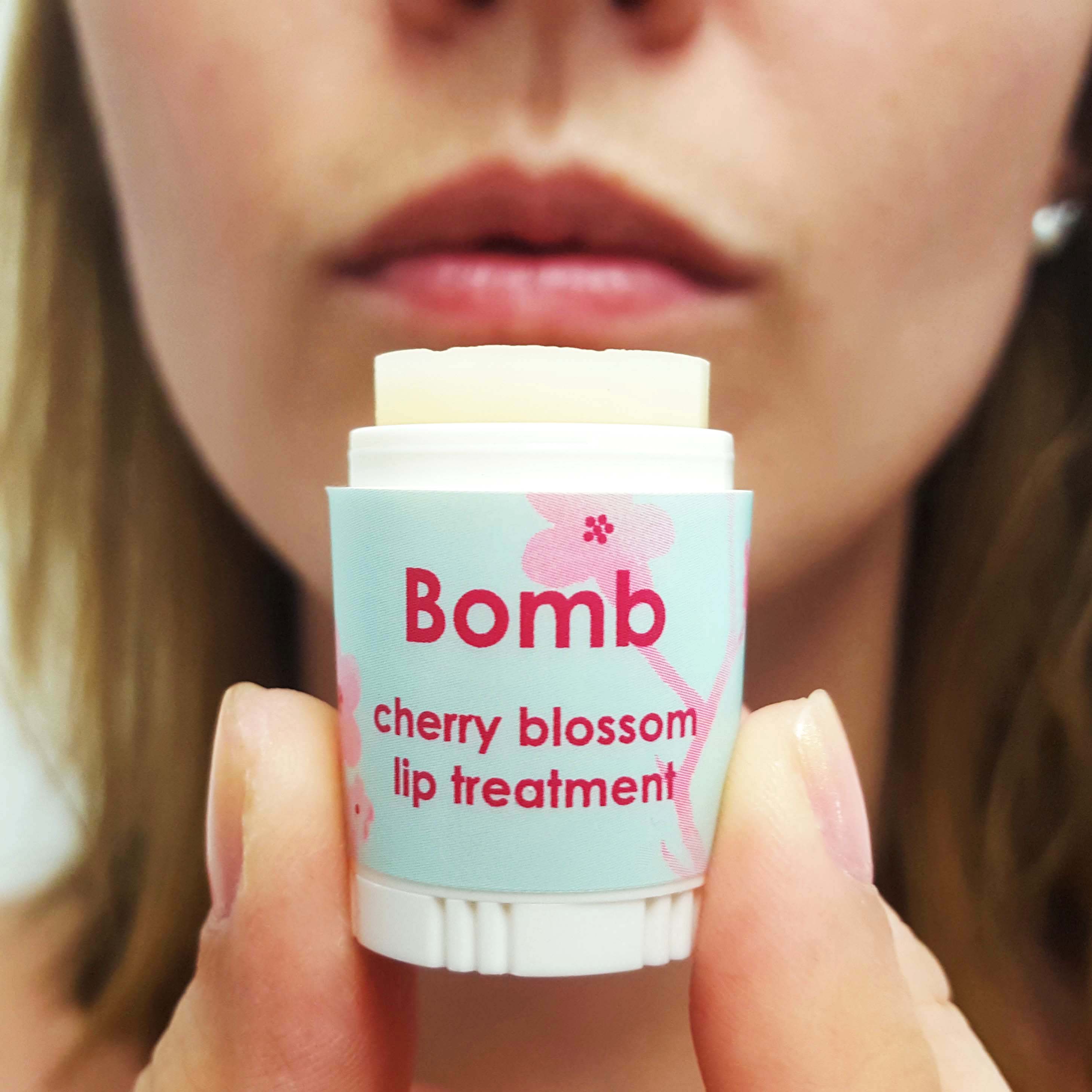 שפתון לחות Bomb Cosmetics Cherry Blossom