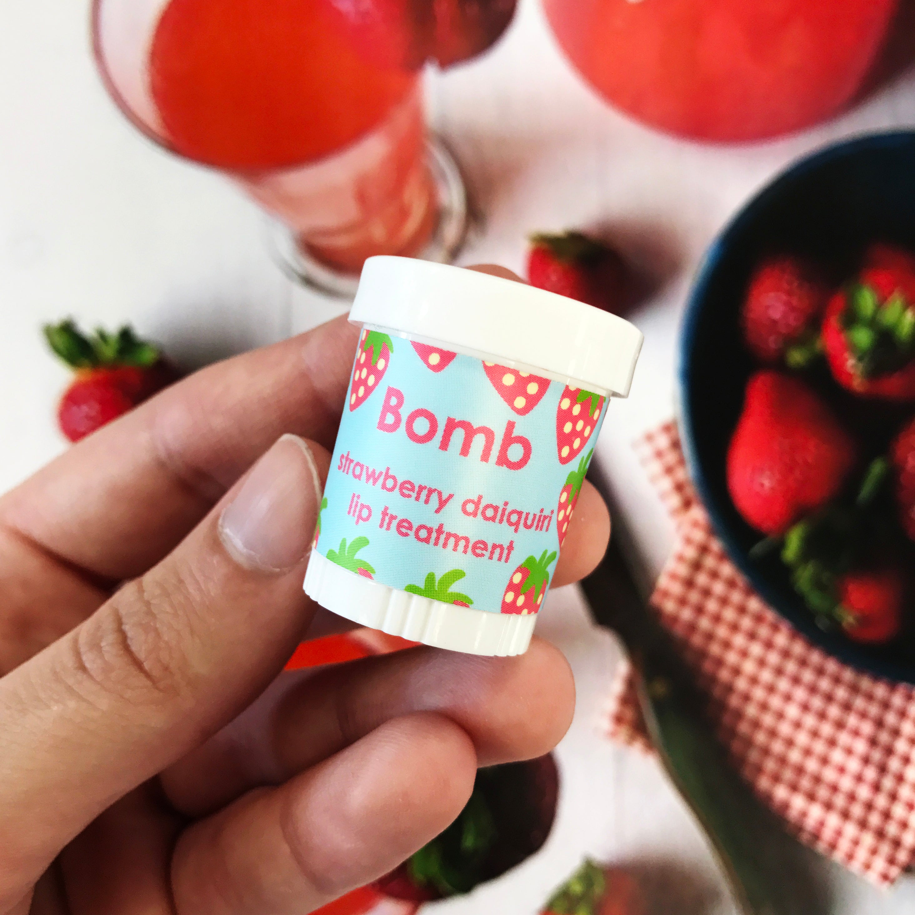 שפתון לחות Bomb Cosmetics Strawberry Daiquiri