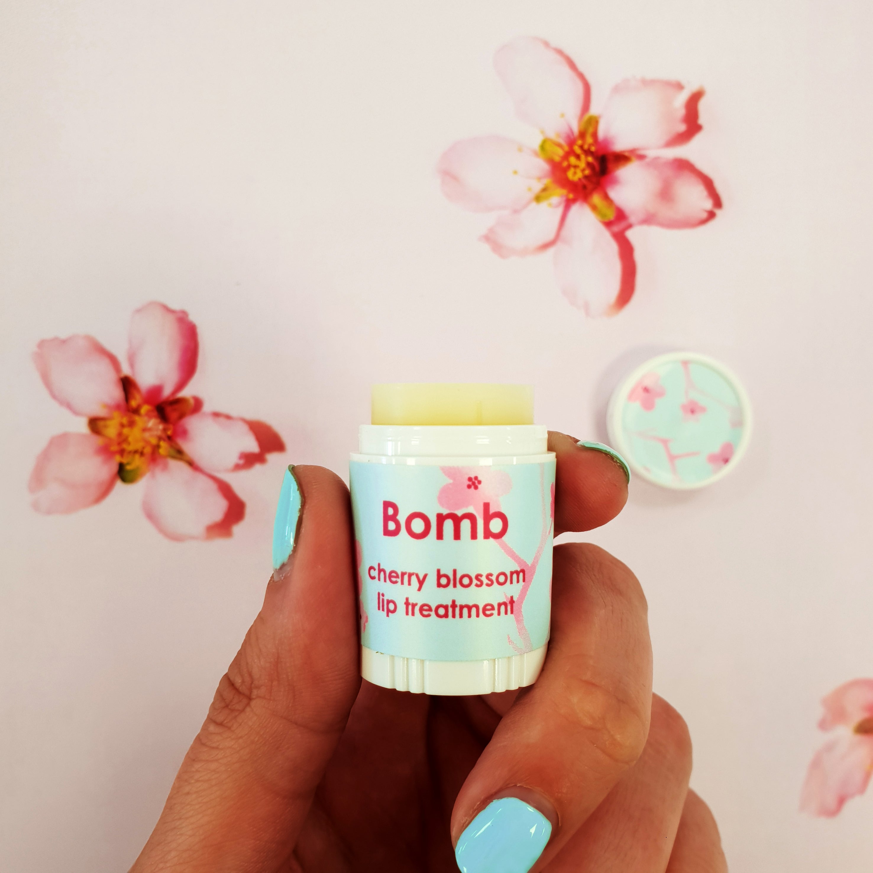 שפתון לחות Bomb Cosmetics Cherry Blossom
